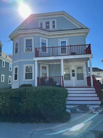 Mint bi-level 3 beds, living and dining rooms, HW floor , walk to T 1