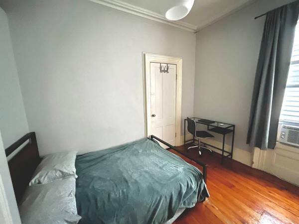 $1,100 / 5br - Lease Takeover in Charming Greenpoint Apartment (Greenpoint)64033635339395120