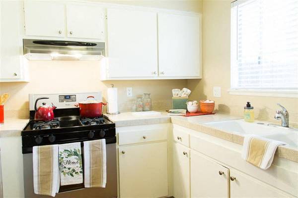 $2,830 / 2br - 885ft2 - Gas stove/oven, Hardwood-inspired vinyl plank flooring in select rooms (Ventura)63668271190401120
