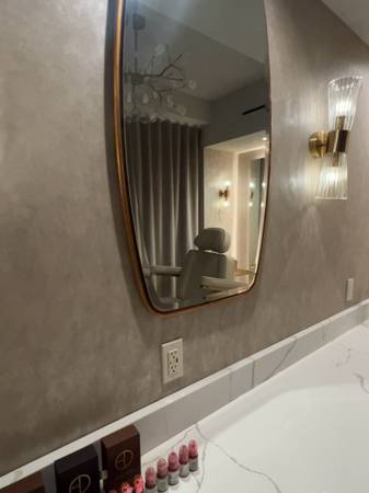 $1,600 đââď¸ Salon Chair for Rent â Semi-Private Space â $1,600/month Negot (New York)64212277785731124