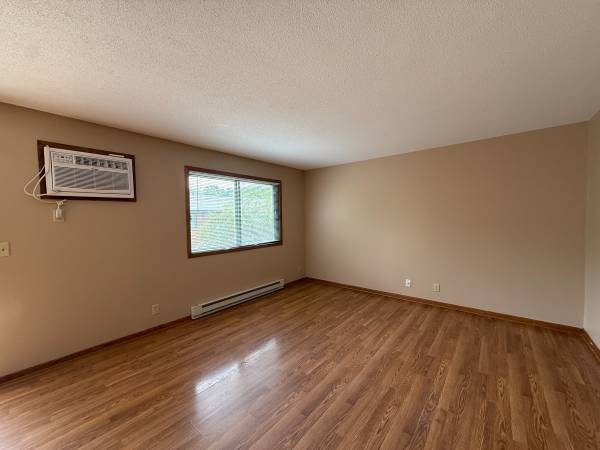 $1,350 / 3br - 1400ft2 - 🏡 Casa de 3 habs / 2 baños con garaje para 2 coches – Altoona WI | $1350 | Admite mascotas (Altoona, WI)63845959834883123