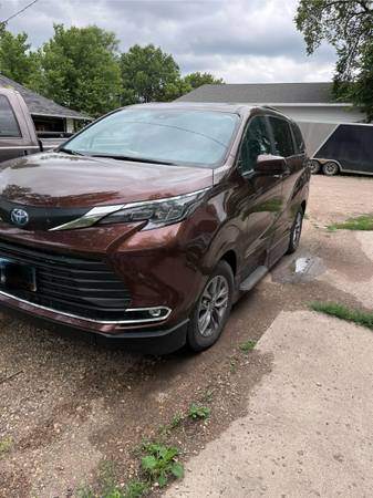 2024 Toyota Sienna con conversión para silla de ruedas - $87,000 (Miller)63470412205571123