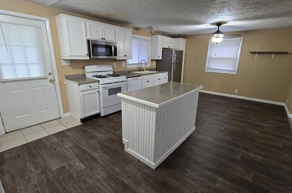 $860 / 3br - 1344ft2 - Spacious 3-bedroom, 1.5-bath home sits on a quiet dead-end road (Muncie, IN)63680193970435123