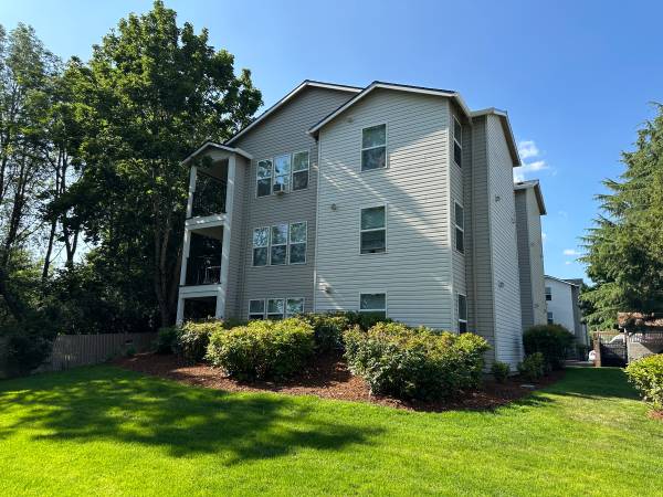 $1,599 / 2br - 720ft2 - First Month Free! Perfect Apartment! Perfect Location! Washer/Dryer! (Mt. Scott)63956503962370120