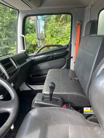 2018 Hino 258/268 26 ft - Photo 8