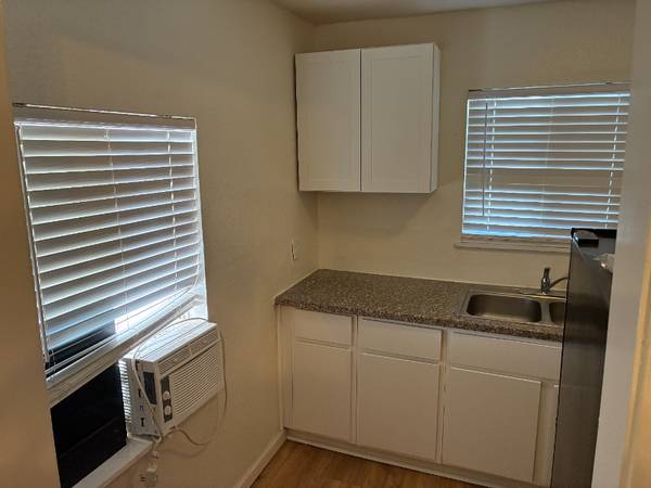 $1250.00 / 1br - 350ft2 - **RENT SPECIAL!** - Charming Studio Duplex Apartment in Sacramento63900180375810124