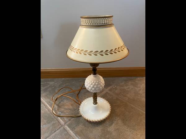 Vintage milk glass table lamp 1