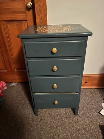 Small 4 deawer bureau 1