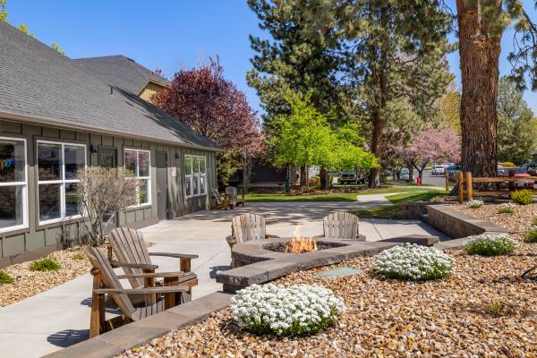 $2,295 / 3br - 1160ft2 - 3 HABITACIONES @ PILOT BUTTE // ¡ENORME CLÓSET DE PASO! ¡TONELADAS DE MEJORAS! (2020 NE Linnea Drive Bend, Oregon)63839289695619120