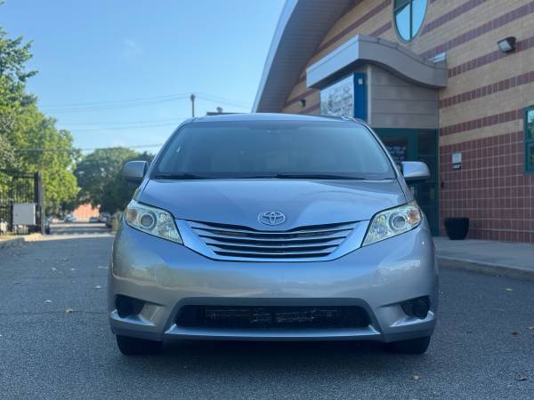 Toyota Sienna Awd - $14,900 (Brooklyn)63654719055619123