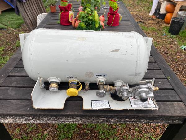 Manchester Horizontal 10 Gallon RV Propane Tank 1