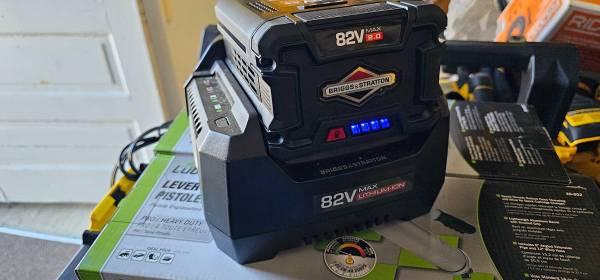 Briggs & Stratton 82 Volt-Volt 2 Ah Lithium Ion Battery & Charger 1