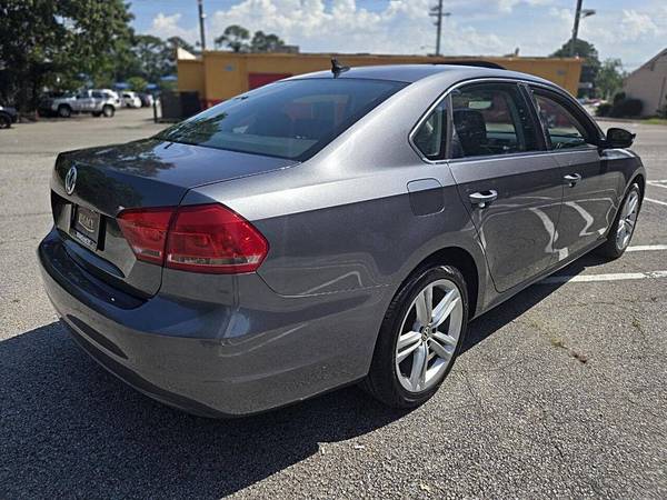 2014 Volkswagen Passat 1.8T SE PZEV 4dr Sedan 6A con techo solar y navegación - $9995.0063621705834881124