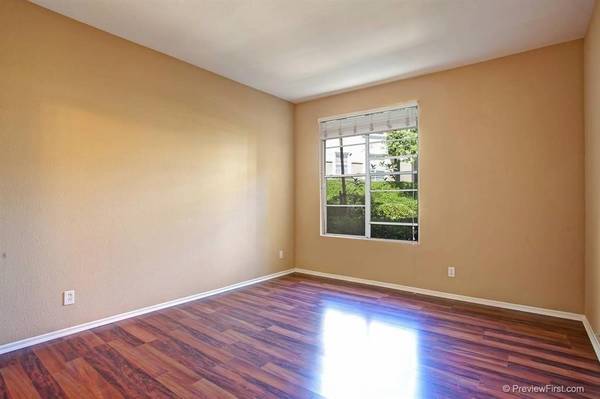$1,400 / 1br - 949ft2 - Spacious and Bright Master Bedroom for Rent. Tons of Parking on site. (92130)63663704925057122