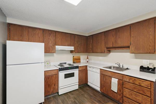 $1,349 / 2br - 862ft2 - Recreation Room, Covered Parking, Disposal, Laundry Facilities (Sheldon/Coburg Rd.)63977276873603124