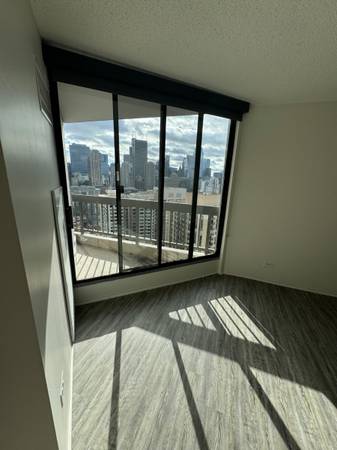 $1,995 / 1br - River North Convertible/1 Bedroom with Private Balcony, Pool & Gym (River North)63898734837763120