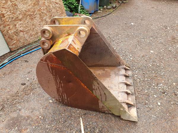 NICE 36" EXCAVATOR CLEANOUT BUCKET WITH WELDED ON CUTTING EDGE 1