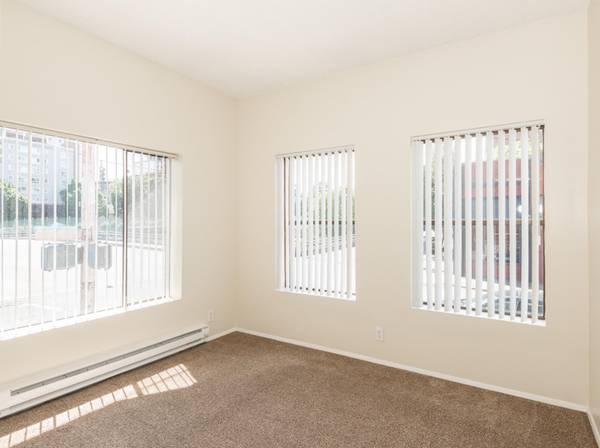 $1,100 / 3br - Fully Updated Spacious Interior - Pet Friendly Location with Yard (South Cleveland)63924296720898122