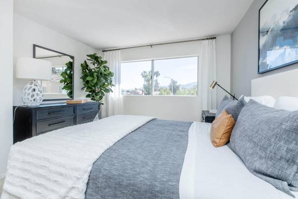 $2,499 / 2br - 860ft2 - Spacious Walk In Closets, Located in Canyon Country, 2bd 2ba (18414 W. Jakes Way, Canyon Country, CA)63818753554561124