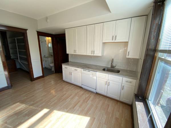 $2,000 / 2br - Wonderful two bedroom rehab in West Lakeview! (Lakeview)64041808620931121