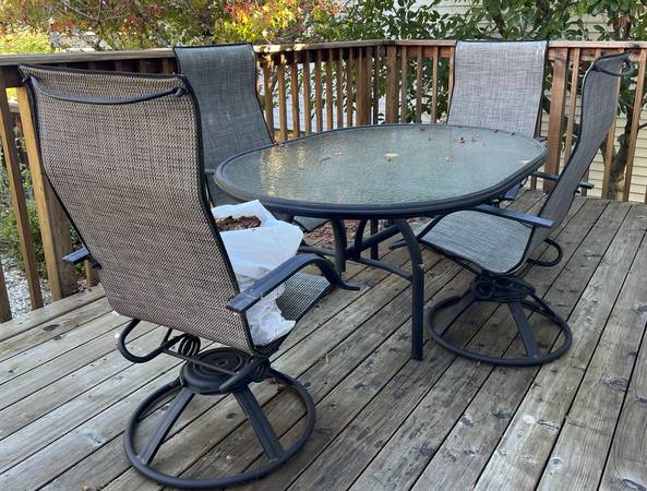 OUTDOOR PATIO SET W/ 4 CHAIRS 1