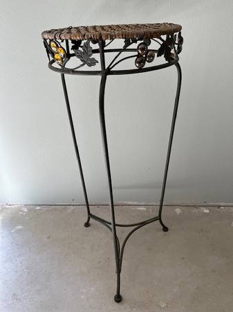 Grape Leaf Cluster Plant Stand 1