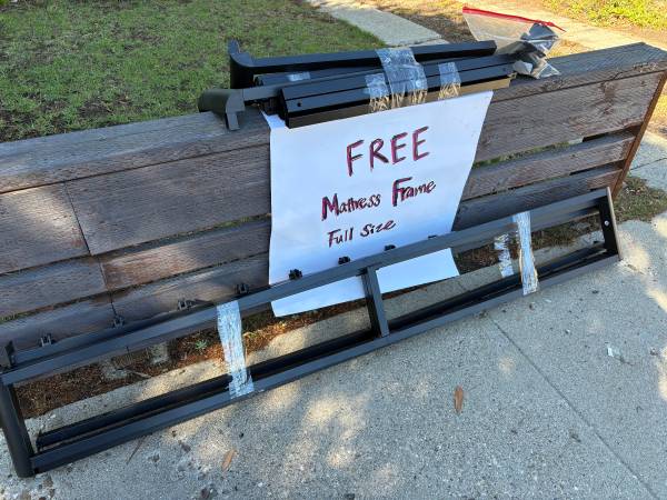 Free! Bed frame, for Full size mattress 1