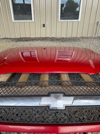 03-06 hood and grill chevy silverado - $400 (Albertville)63440260744961124
