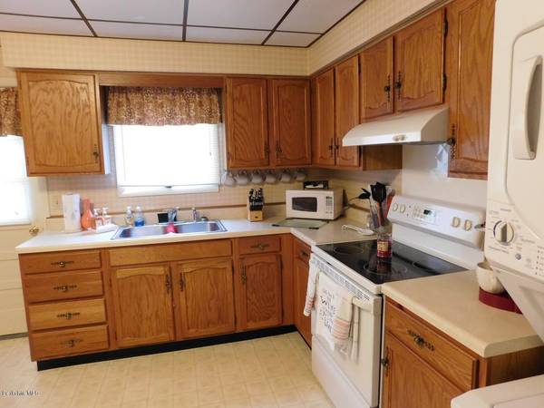 $950 / 1br - 1 Bedroom, 1 Bath with Bonus Room (North Adams, Ma)64017048074369121