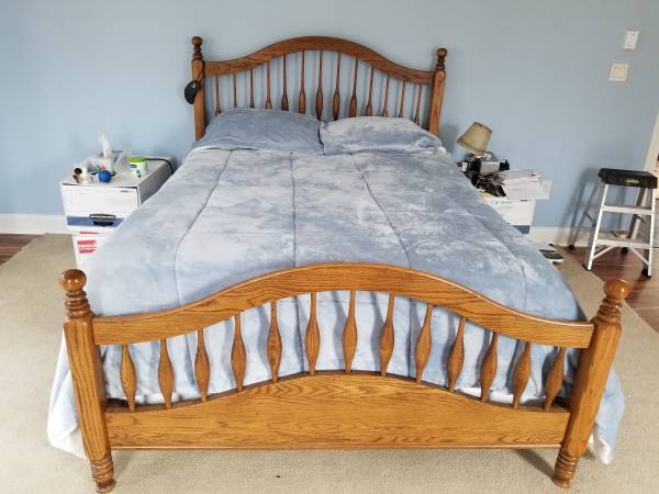 Queen size Bedfram, boxspring & mattress 1