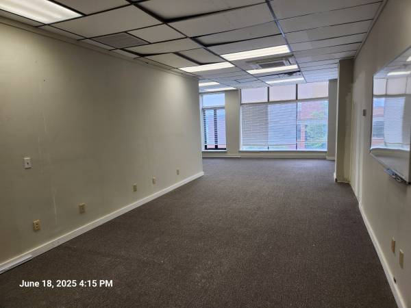 $1,345 / 815ft2 - AVAILABLE NOW Downtown office space Brown's Mall (Gloucester)63996549088003120