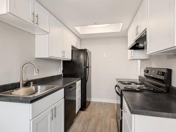 $1,570 / 1br - 650ft2 - Mantenimiento en el lugar, planos de piso espaciosos, ventilador de techo, armarios grandes (Este de Bremerton)63688608186625124