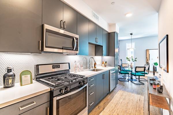 3-MONTHS FREE - TOP FLOOR UNIT MODERN FINISHES!! 1