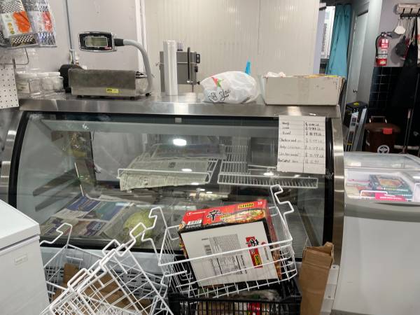 $2,700 / 600ft2 - Store Front For Rent & Equipment For Sale!63891772984322124