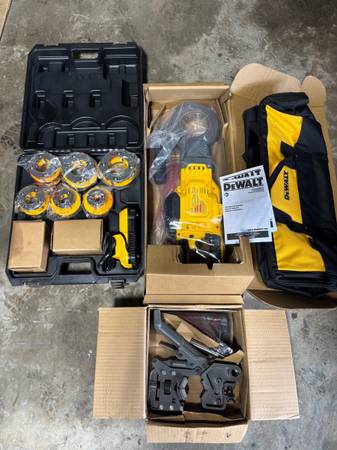 Dewalt cordless pipe threader kit. 1