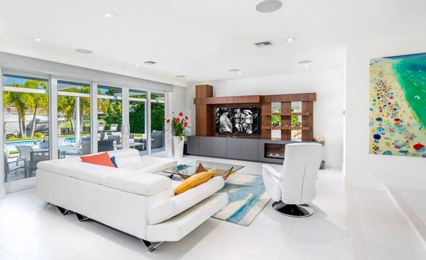 $300 / 5br - 4439ft2 - STUNNING SINGLE-STORY WATERFRONT HOME (Hallandale Beach, FL)64051006830977121