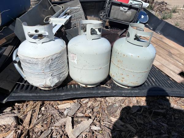 3ea 20lb propane tanks 1