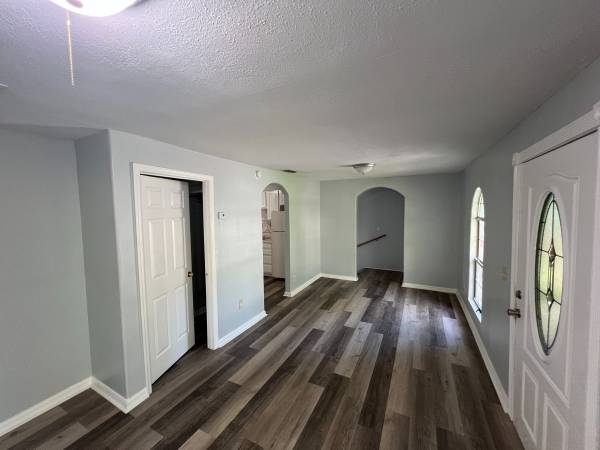 $1,695 / 3br - Covered Porch w/ This (3BR/1BA) Zephyrhills Home NO APPLICATION FEE! (Zephyrhills)63991228395778122