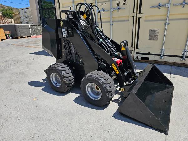 Briggs & Stratton XR2100 13.5HP Gas Powered Mini Stand-On Skid Steer 1