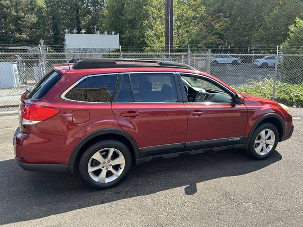 2014 Subaru Outback 2.5i Limited AWD --Clean title, Leather, Low Miles - $14,995 (kirkland)63623640860801123