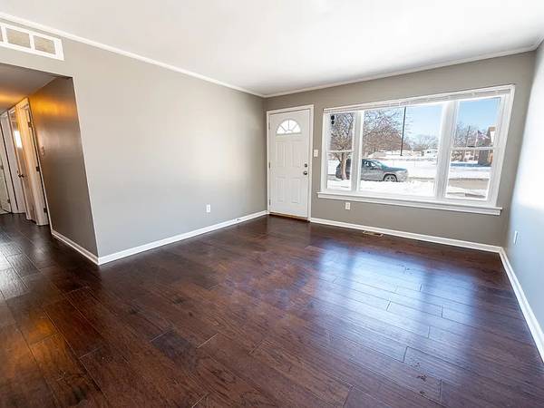 $800 / 3br - 1036ft2 - Fantastic 3 bedroom and 1 bathroom available for rent (9312 Pine St, Taylor, MI)64018943112577122