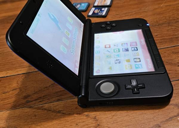 Nintendo 3ds xl, 500 game cartridge, new charger - $250 (Greenbush)63470443526145122
