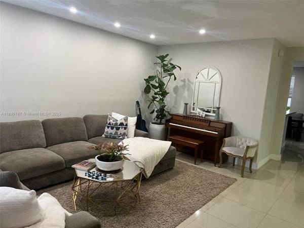 $4,100 / 3br - 1760ft2 - 📣 3/2 DORAL:  Stunning 3-Bedroom, 2.5-Bath Residence Located Super Price  On (Doral)64051002770434121
