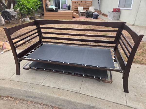 Boho Daybed frame and trundle 1