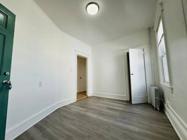 $2,500 / 1br - Bright 1-Bedroom Apartment w/ All Utilities Included on the 1st Floor! (East Elmhurst)63854290961411124
