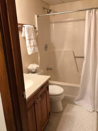 $1,550 / 2br - 800ft2 - Apartamento de 2 dormitorios en planta alta (Bristol, VT)63976979061506122