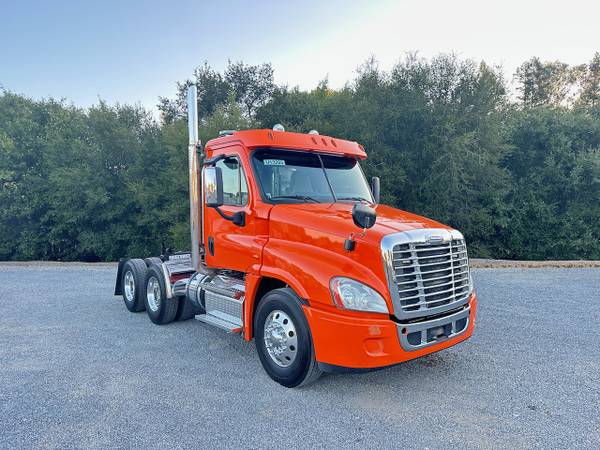 2017 Freightliner Cascadia Day Cab with a 2-Line Wet Kit (u13285) 1