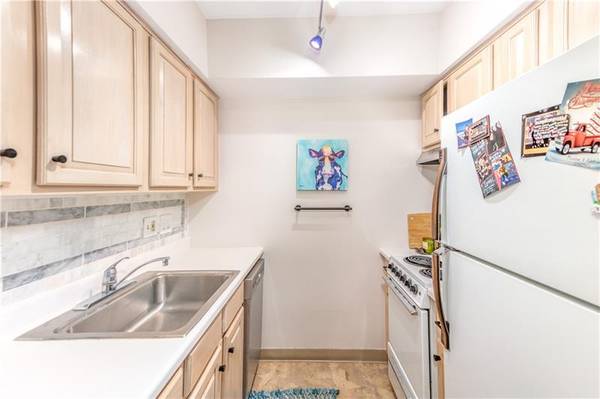 $132,500 / 1br - Move-In-Ready Unit in Desirable Gateway Towers! (320 Duquesne Blvd Unit 14-O)64289492834561122