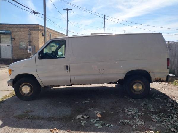 2002 Ford E350 Econoline van 1