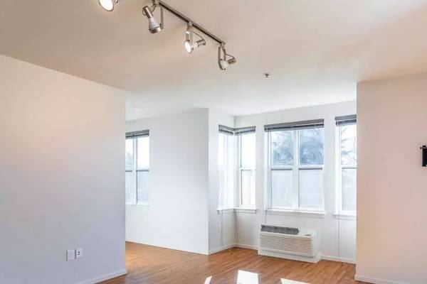 $1,699 / 1br - 726ft2 - Within a short distance to the campus, great location! (Portland)63831753380995123